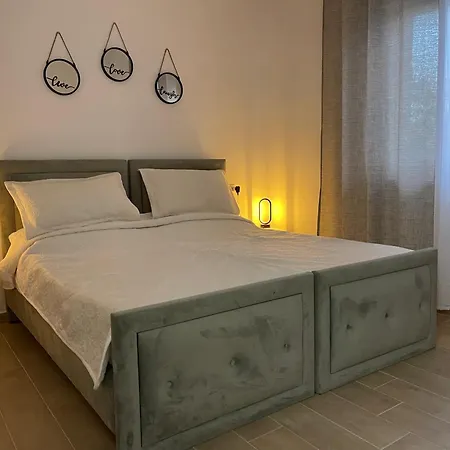 Luna * Durrës